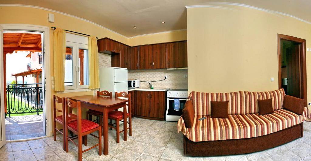 Yakinthos Garden Apartment Anaxos Bagian luar foto